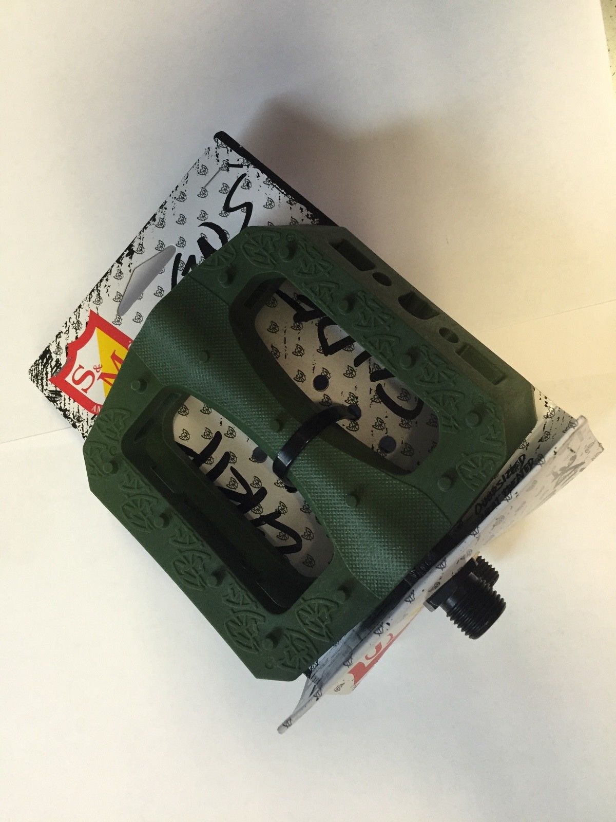 S&M BIKES GRIP AND SLIDE PLASTIC GREEN PEDALS G&S