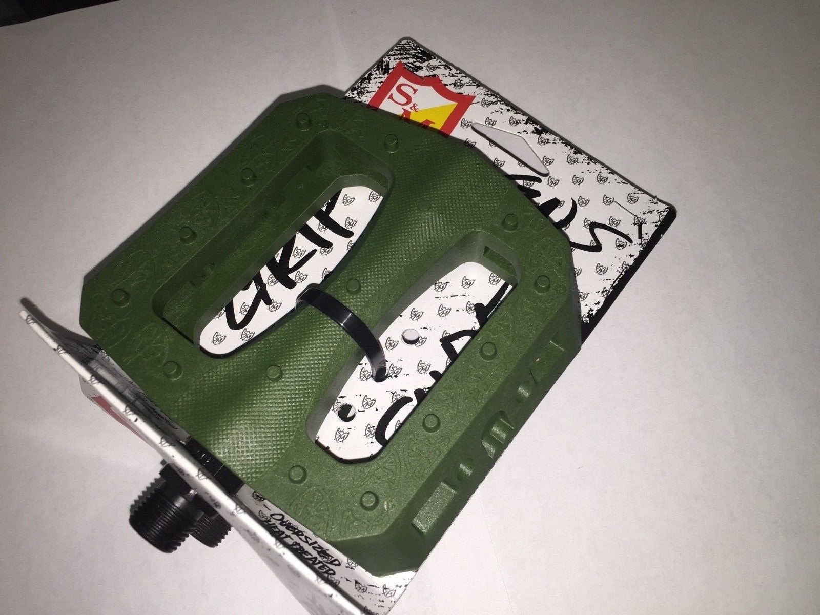 S&M BIKES GRIP AND SLIDE PLASTIC GREEN PEDALS G&S